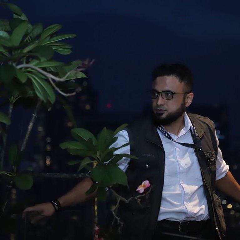 Rizal Djibran mengumumkan kabar bahagia akan melepas masa lajangnya usai gagal nikah 10 kali. Yuk intip potret terbarunya!