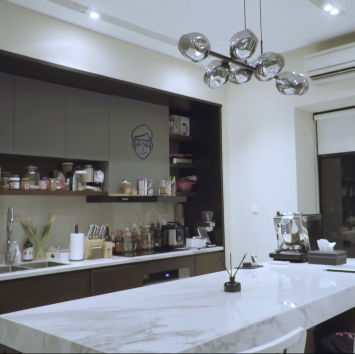 <p>Berikut dapur rumah Vidi. Suami Sheila Dara itu ungkap bahwa ia ingin spot yang nyambung ke ruang nonton ini menjadi pusat berkumpul bersama orang terkasih. "Gue tuh suka 'Kumpul-kumpul, yuk'. Terus masak-masak bareng, cooking night. Inginnya ini jadi centernya tempat orang-orang kumpul," katanya, dikutip dari channel YouTube Yuki Kato. (Foto: YouTube: Yuki Kato)</p>