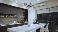 <p>Berikut dapur rumah Vidi. Suami Sheila Dara itu ungkap bahwa ia ingin spot yang nyambung ke ruang nonton ini menjadi pusat berkumpul bersama orang terkasih. "Gue tuh suka 'Kumpul-kumpul, yuk'. Terus masak-masak bareng, cooking night. Inginnya ini jadi centernya tempat orang-orang kumpul," katanya, dikutip dari channel YouTube Yuki Kato. (Foto: YouTube: Yuki Kato)</p>