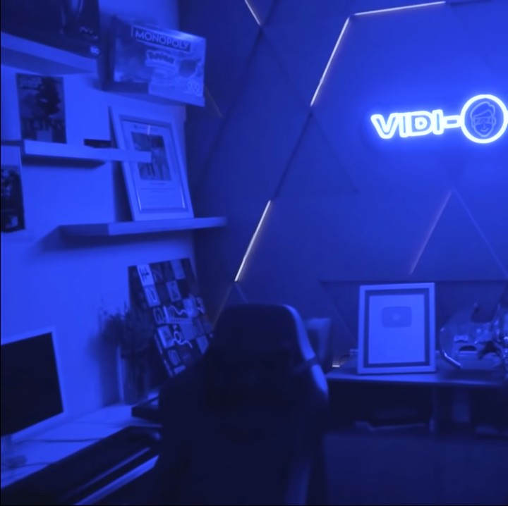 <p>Rumah tiga lantai ini juga diisi beberapa kamar, termasuk salah satunya dijadikan tempat Vidi bekerja sebagai berikut. (Foto: YouTube: Yuki Kato)</p>