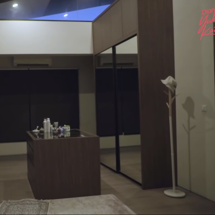 <p>Di kamar ini juga dilengkapi walking closet dan kamar mandi futuristik, lho. (Foto: YouTube: Yuki Kato)</p>