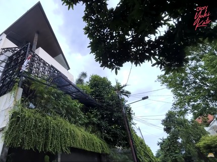 7 Potret Rumah 3 Lantai Vidi Aldiano, Hijau Banyak Tumbuhan Bun