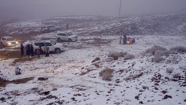 Salju kerap menyelimuti pegunungan Al-Jabal dan Alkan di Tabuk, barat laut Arab Saudi, setiap tahunnya.