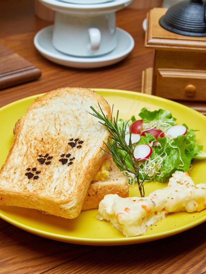 Sandwich Walk Puppy terlihat sangat menggemaskan dengan tampilan tulang dan jejak telapak kaki anak anjing di atas roti lapis. Menu ini mengingatkan karakter dari Kim Jung Woo./ Foto: twitter.com/NCT_OFFICIAL_JP