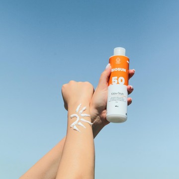 img-title Sunscreen Spray vs Sunscreen Lotion, Mana Sebenarnya yang Lebih Baik?