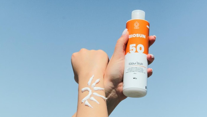 Sunscreen Spray vs Sunscreen Lotion, Mana Sebenarnya yang Lebih Baik? Sunscreen Spray vs Sunscreen Lotion, Mana Sebenarnya yang Lebih Baik?