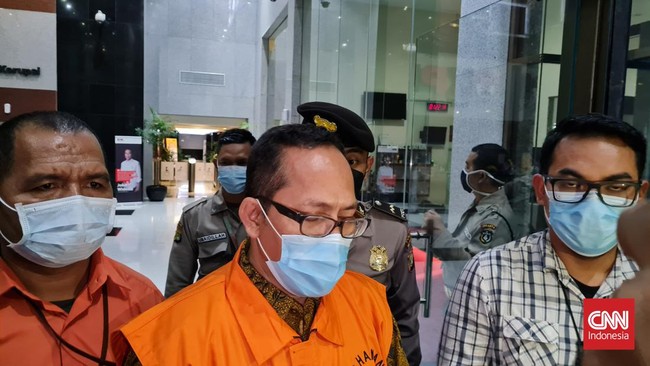 Di Lapas Surabaya, Itong Isnaeni akan menjalani pidana penjara selama lima tahun dikurangi masa penahanan yang telah dijalani.