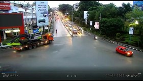 VIDEO: Momen Truk Tronton Tabrak Sejumlah Kendaraan Di Kota Balikpapan