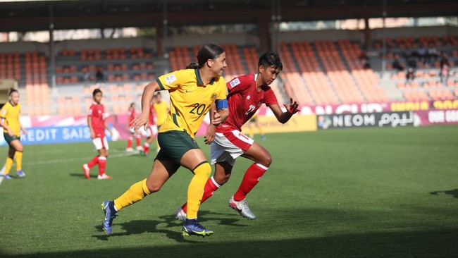 Timnas Putri Indonesia dibuat tak berkutik usai kalah telak 0-18 dari Australia pada laga pertama Grup B Piala Asia Wanita 2022 di Stadion Mumbai, Jumat (21/1).