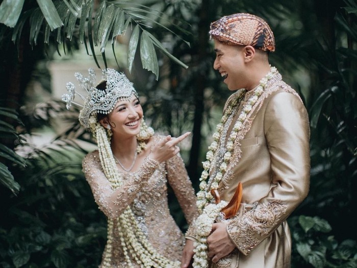 Vidi Aldiano dan Sheila Dara baru saja melepas masa lajang pada 15 Januari 2022. Penikahan digelar menggunakan adat Sunda dengan prosesinya yang terasa kental. Riasan dan busana yang dikenakan Sheila terlihat memesona. / Foto:Instagram/ @vidialdiano
