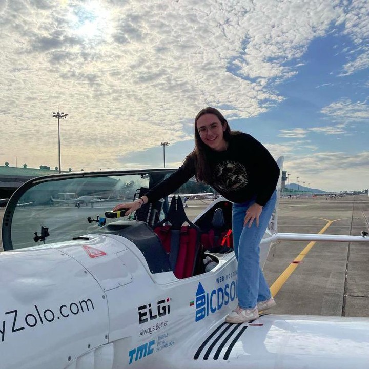 <p>Di usianya yang masih muda, Zara menjadi wanita termuda yang terbang sendiri dengan pesawat microlight aircraft. Ia berhasil terbang sejauh 52 ribu kilometer. (Foto: Instagram @fly.zolo)</p>