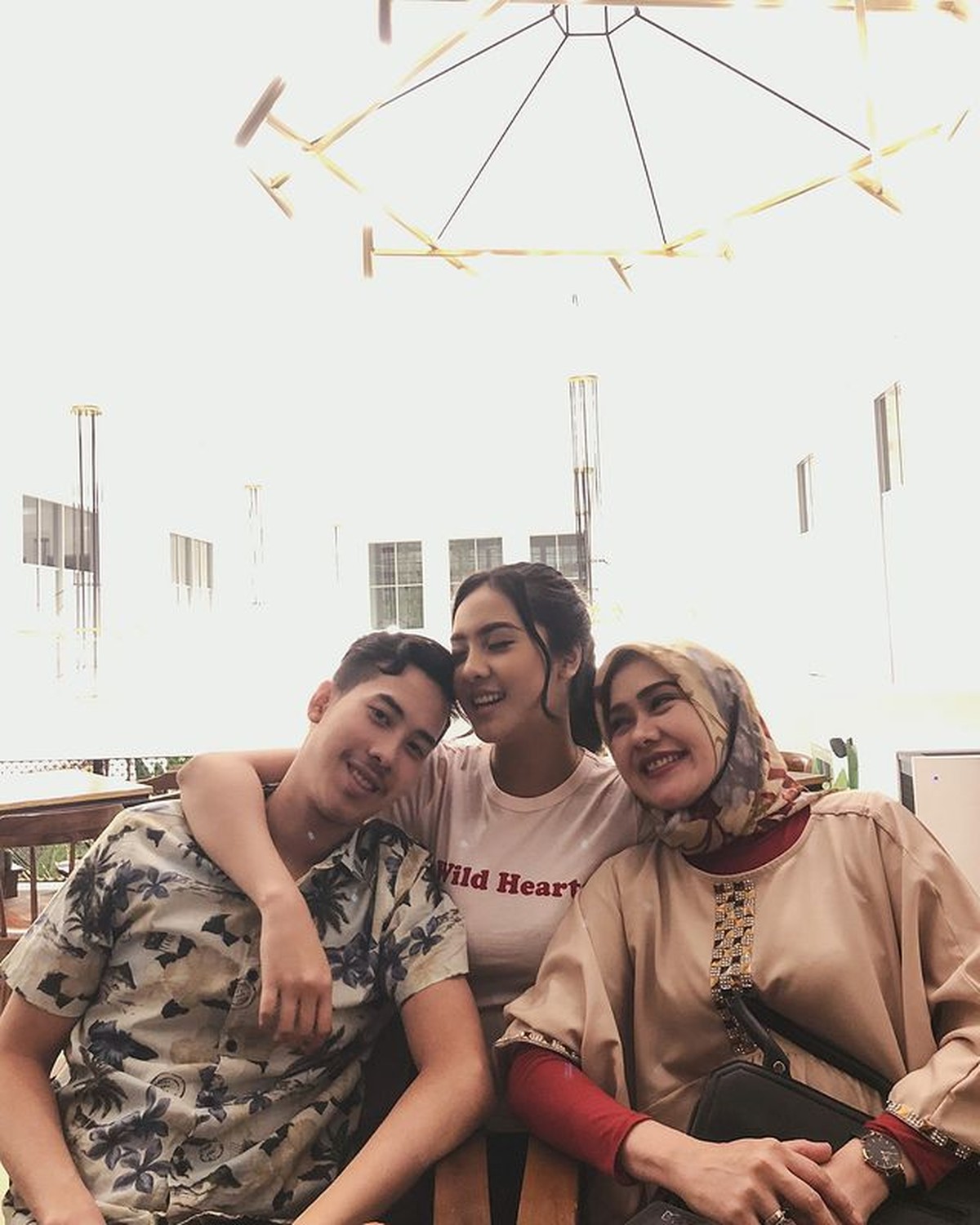 Dibalik cantiknya Anya Geraldine&comma; ia memiliki adik kandung yang tak kalah tampan dari artis&period; Yuk intip potret mereka&excl;