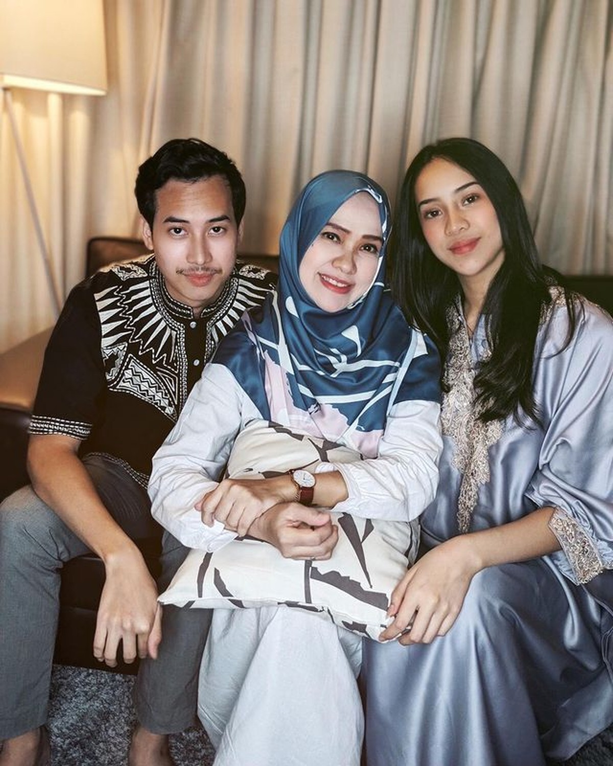 Dibalik cantiknya Anya Geraldine&comma; ia memiliki adik kandung yang tak kalah tampan dari artis&period; Yuk intip potret mereka&excl;