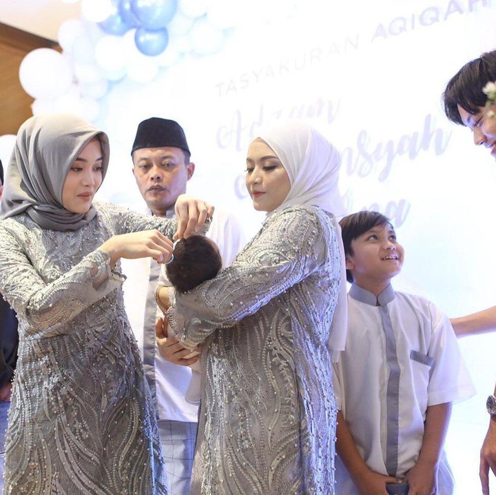 <p>Begitu pula dengan Putri, sebagai anak perempuan satu-satunya di keluarga mereka. Ia pun ikut mencukur rambut Adzam nih, Bunda. (Foto: Instagram @nathalieholscher)</p>