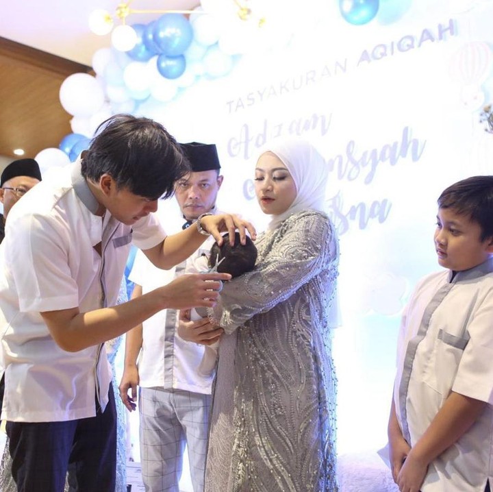 <p>Rizky Febian pun tak ketinggalan ambil bagian di acara tersebut. Sebagai anak sulung, Rizky nampak senang dengan kelahiran sang adik. (Foto: Instagram @nathalieholscher)</p>