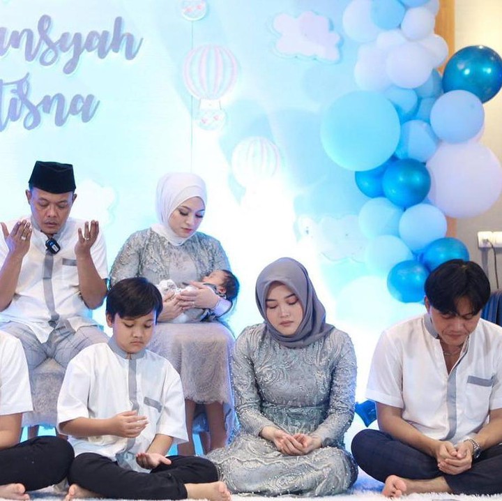 <p>Baby Adzam lahir pada 12 Desember 2021 lalu melalui operasi caesar. Reaksi keempat kakaknya bikin haru, Bunda. Semua tampak hadir mendoakan sang adik di acara akikahan. (Foto: Instagram @nathalieholscher)</p>