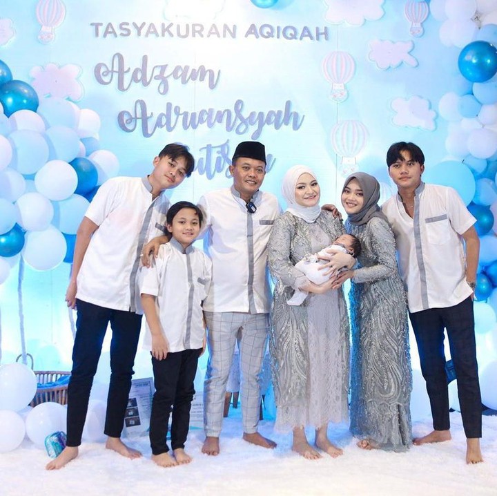 <p>Sejak menikah dengan Sule, Nathalie Holscher dikaruniai putra bernama Adzam Andriansyah Sutisna. Namun, Nathalie juga menjadi Bunda sambung untuk keempat anak Sule. Foto: Instagram @nathalieholscher)</p>