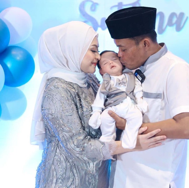 <p>Sule terlihat sangat sayang pada anak bungsunya ya. Peluk dan cium selalu ia berikan pada Adzam. (Foto: Instagram @nathalieholscher)</p>
