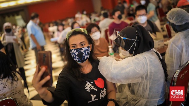 Wakil Gubernur DKI Jakarta, Ahmad Riza Patria, mengklaim warga Ibu Kota mulai berbondong-bondong mengikuti program vaksin virus corona (Covid-19) booster.