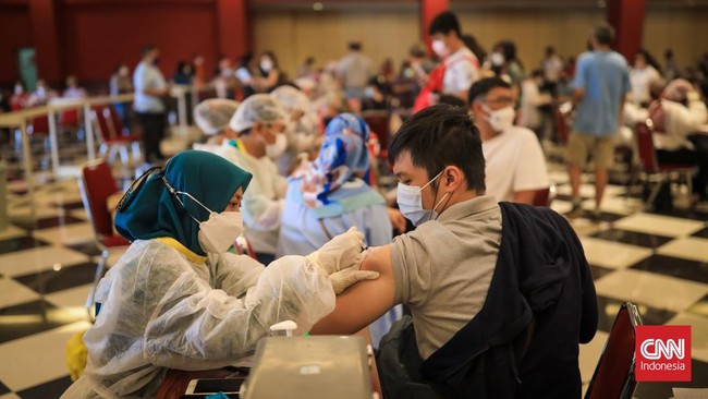 DPR meminta pelaksanaan vaksin gotong royong dievaluasi, khususnya terkait distribusi vaksin yang lambat ke masyarakat karena proses birokrasi yang panjang.