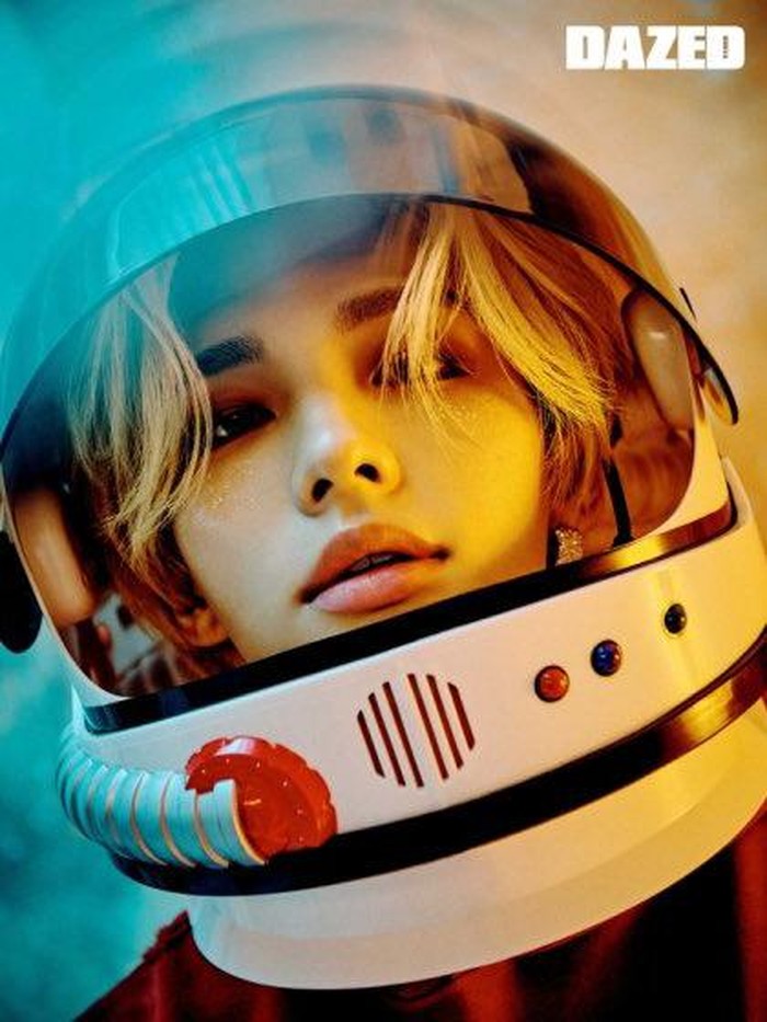 Bertema Guide To Galaxy, tampilan helmet astronaut menggambarkan lebih jelas tema pemotretan kali ini. Tatapan dingin Hyunjin jadi point menarik yang tak akan bisa dilewatkan./ Foto: DAZED