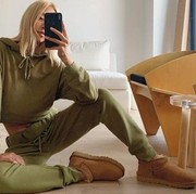 Bisa Jadi Pengganti Sneakers, Ini Ide Gaya untuk Tampil Stylish Memakai Sepatu Ugg