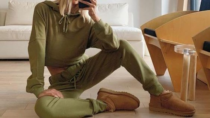 Bisa Jadi Pengganti Sneakers, Ini Ide Gaya untuk Tampil Stylish Memakai Sepatu Ugg