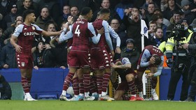 2 Pemain Villa Dilempari Botol Saat Tekuk Everton di Liga Inggris