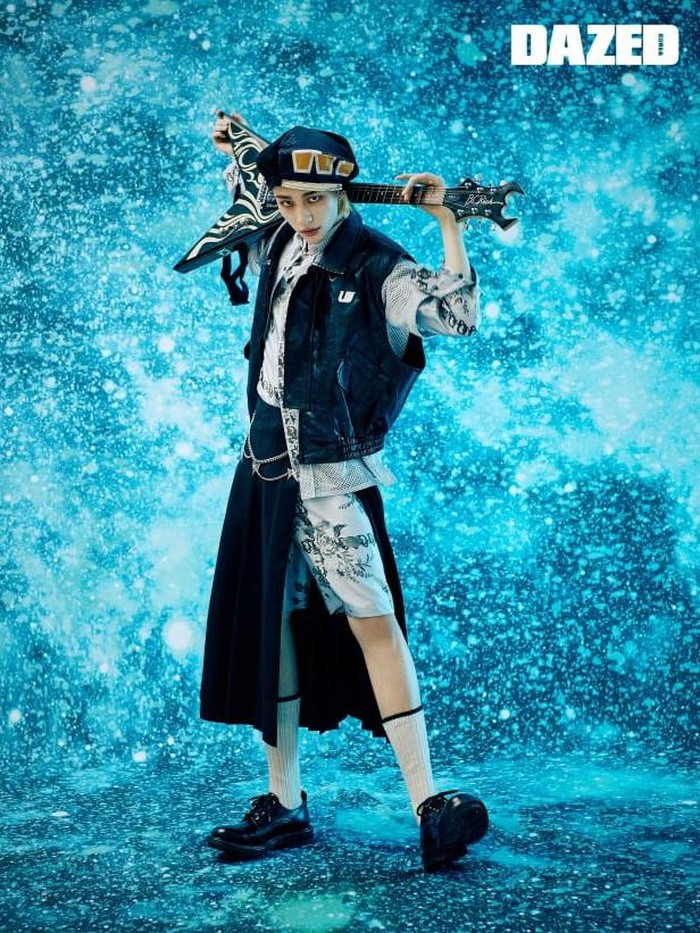 Hyunjin mendominasi potret dengan tatapan matanya yang tajam dan dalam. Miliki look seorang rockstar yang membawa gitarnya melintasi galaxy, Hyunjin tampak keren dengan posenya yang chic. Ini memperlihatkan sisi dingin dari visual rupawan Hyunjin./ Foto: DAZED