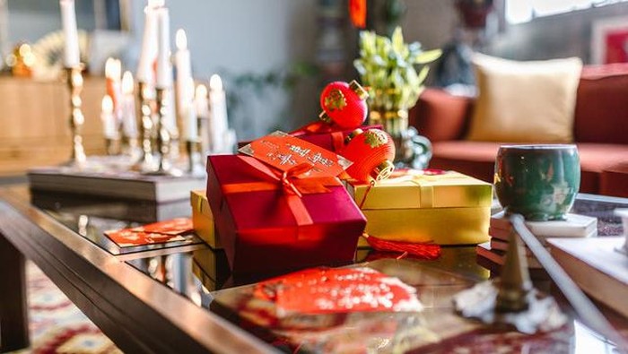 5 Rekomendasi Kado Berwarna Merah yang Cocok Diberikan Saat Perayaan Imlek, Pilihan Kamu yang Mana?