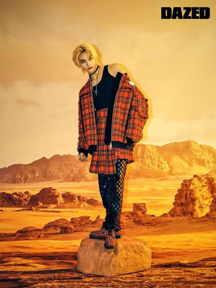 Kali ini latar seperti planet Mars jadi latar dari potret Hyunjin selanjutnya. Salah satu main dancer Stray Kids ini kini mendominasi penampilannya dengan warna merah dan hitam. Memberikan aura lebih gelap namun panas./ Foto: DAZED