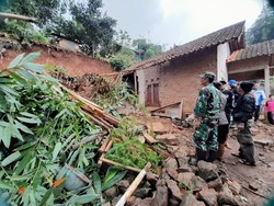 Longsor Timpa Rumah di Sumedang, Sang Ibu Tewas Sambil Mendekap Anaknya