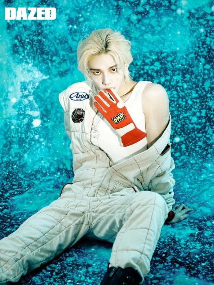 Masih dengan latar biru, kali ini Hyunjin mengenakan look seperti seoranh astronaut. Rambut putihnya senada dengan kulit putih pucat yang membuat Hyunjin tampak semakim tidak nyata./ Foto: DAZED