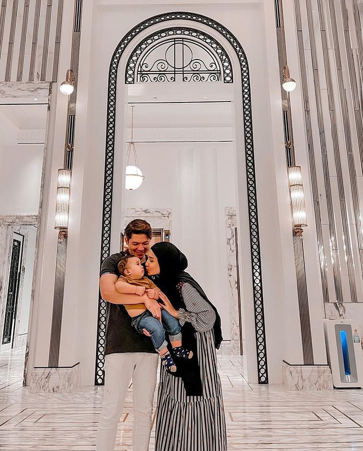 Irwansyah dan Zaskia Sungkar telah 11 tahun mengarungi bahtera rumah tangga&comma; mereka pun merayakannya sambil dinner romantis&period; Yuk intip&excl;