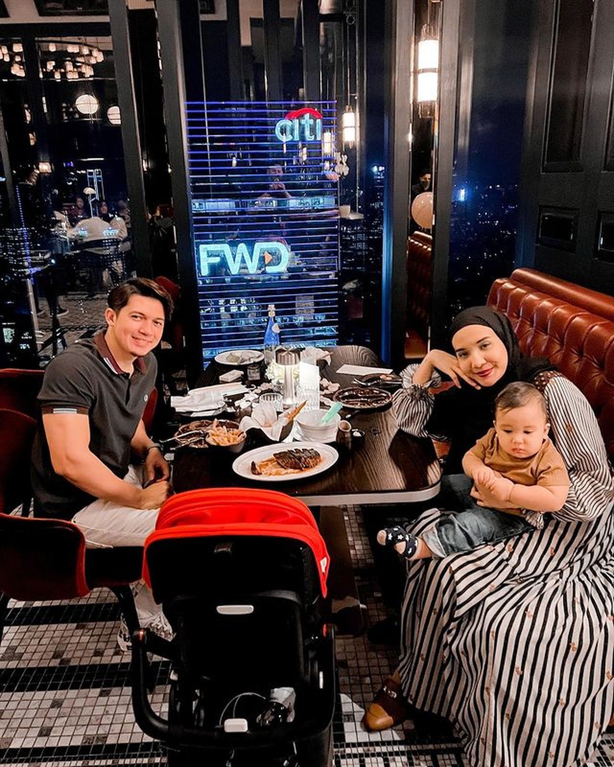 Irwansyah dan Zaskia Sungkar telah 11 tahun mengarungi bahtera rumah tangga&comma; mereka pun merayakannya sambil dinner romantis&period; Yuk intip&excl;