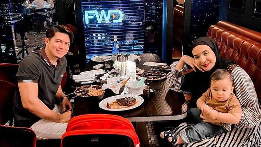 Irwansyah dan Zaskia Sungkar telah 11 tahun mengarungi bahtera rumah tangga, mereka pun merayakannya sambil dinner romantis. Yuk intip!