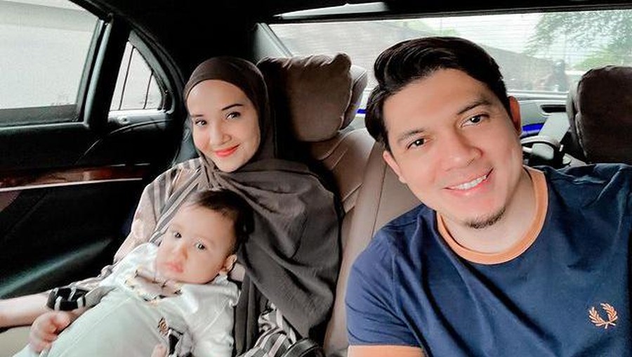 Irwansyah dan Zaskia Sungkar telah 11 tahun mengarungi bahtera rumah tangga, mereka pun merayakannya sambil dinner romantis. Yuk intip!