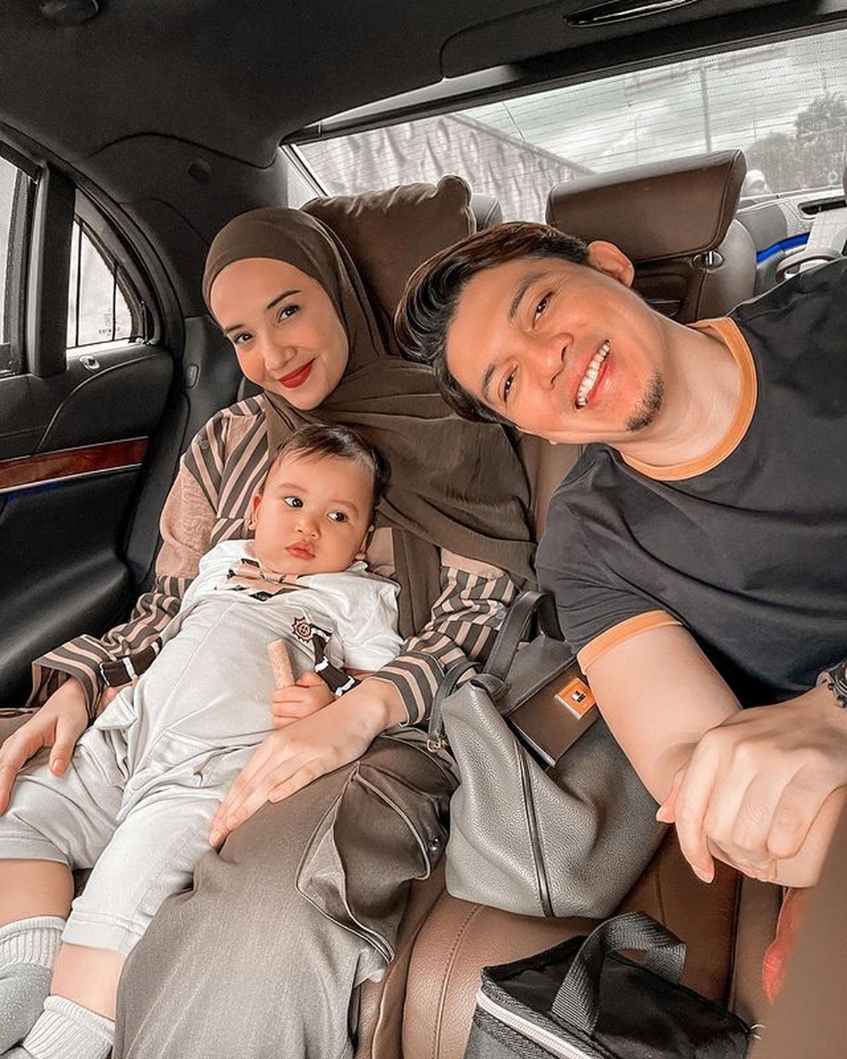 Irwansyah dan Zaskia Sungkar telah 11 tahun mengarungi bahtera rumah tangga&comma; mereka pun merayakannya sambil dinner romantis&period; Yuk intip&excl;