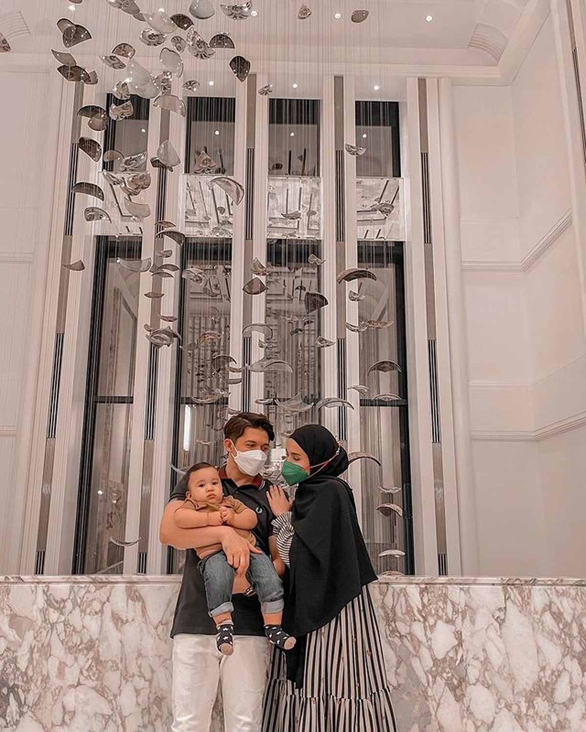 Irwansyah dan Zaskia Sungkar telah 11 tahun mengarungi bahtera rumah tangga&comma; mereka pun merayakannya sambil dinner romantis&period; Yuk intip&excl;