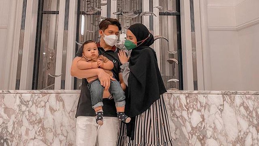 Irwansyah dan Zaskia Sungkar telah 11 tahun mengarungi bahtera rumah tangga, mereka pun merayakannya sambil dinner romantis. Yuk intip!