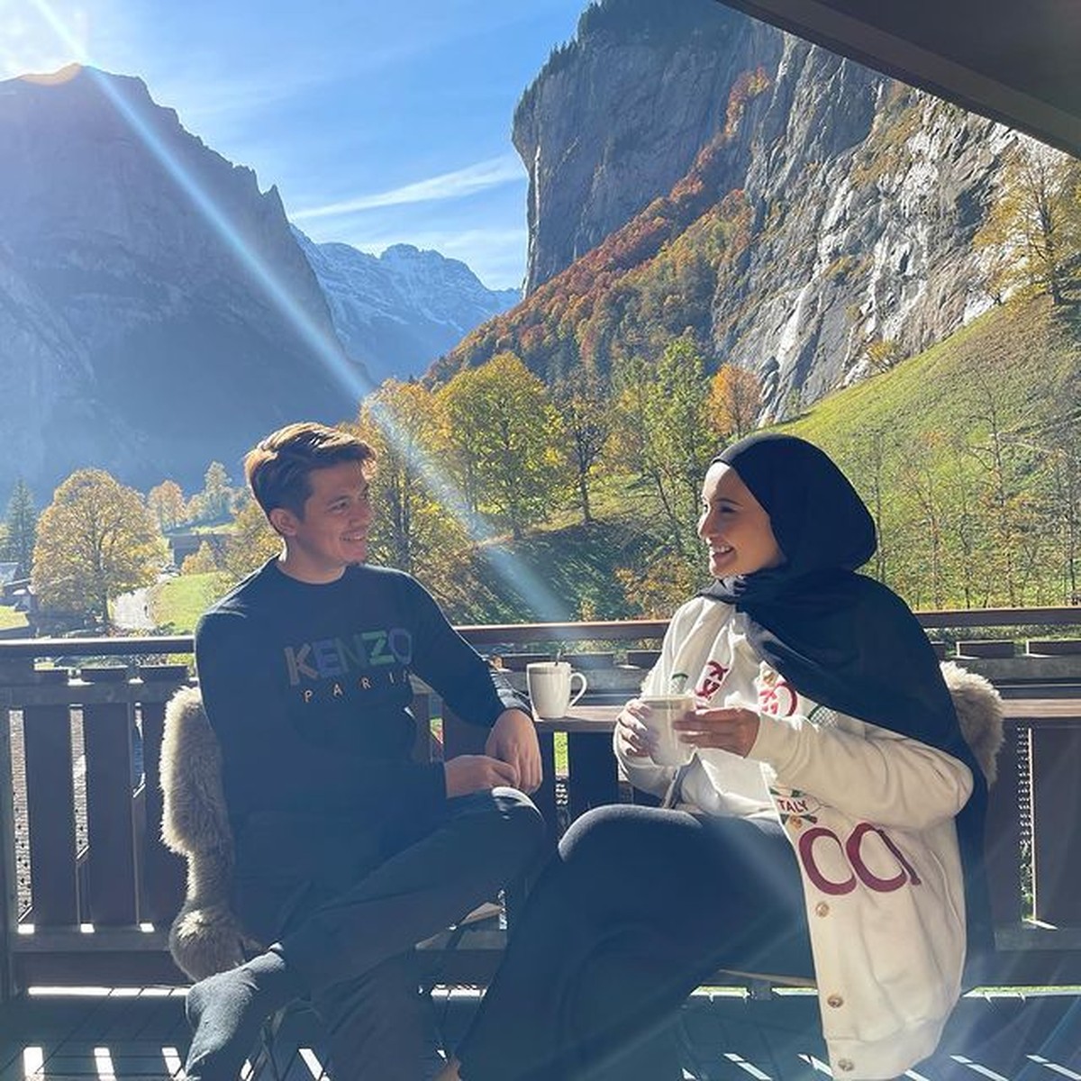 Irwansyah dan Zaskia Sungkar telah 11 tahun mengarungi bahtera rumah tangga&comma; mereka pun merayakannya sambil dinner romantis&period; Yuk intip&excl;