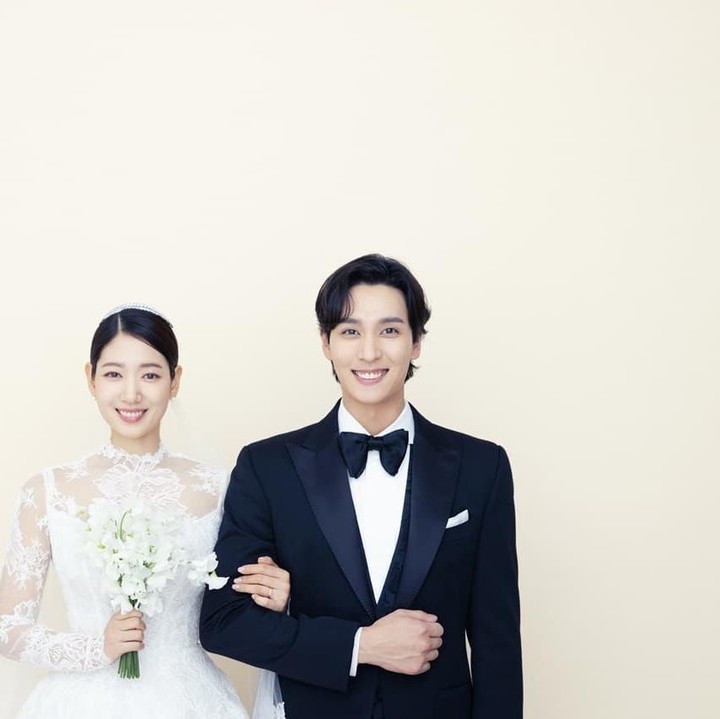 <p>Park Shin Hye dan Choi Tae Joon menggelar pernikahan resepsi pernikahan mereka pada hari ini, Sabtu (22/1/2022), Bunda.  (Foto: Instagram @salt_ent)</p>