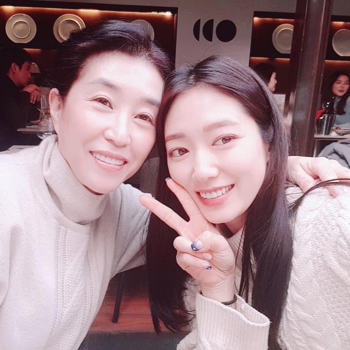 <p>Sebelumnya, pasangan ini membagikan undangan pernikahan mereka secara langsung. Salah satunya pada Kim Mi Young, yang kemudian memberi pesan menyentuh untuk Park Shin Hye. “Mereka (Park Shi Hye dan Choi Tae Joon) adalah pasangan yang indah dan menakjubkan hingga tidak dapat dideskripsikan dengan kata-kata. Semoga semua berkah dan kebahagiaan menyertai mereka. Selamat. Semoga menjalani hidup yang indah dan sehat selalu,” tulisnya melalui akun @kim_mee_kyung. (Foto: Instagram kim_mee_kyung)</p>