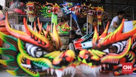 FOTO: Geliat Perajin Barongsai dan Liong Jelang Imlek 2022