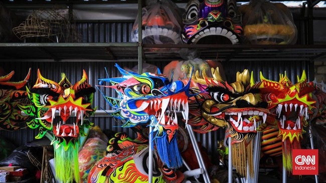 FOTO: Geliat Perajin Barongsai dan Liong Jelang Imlek 2022