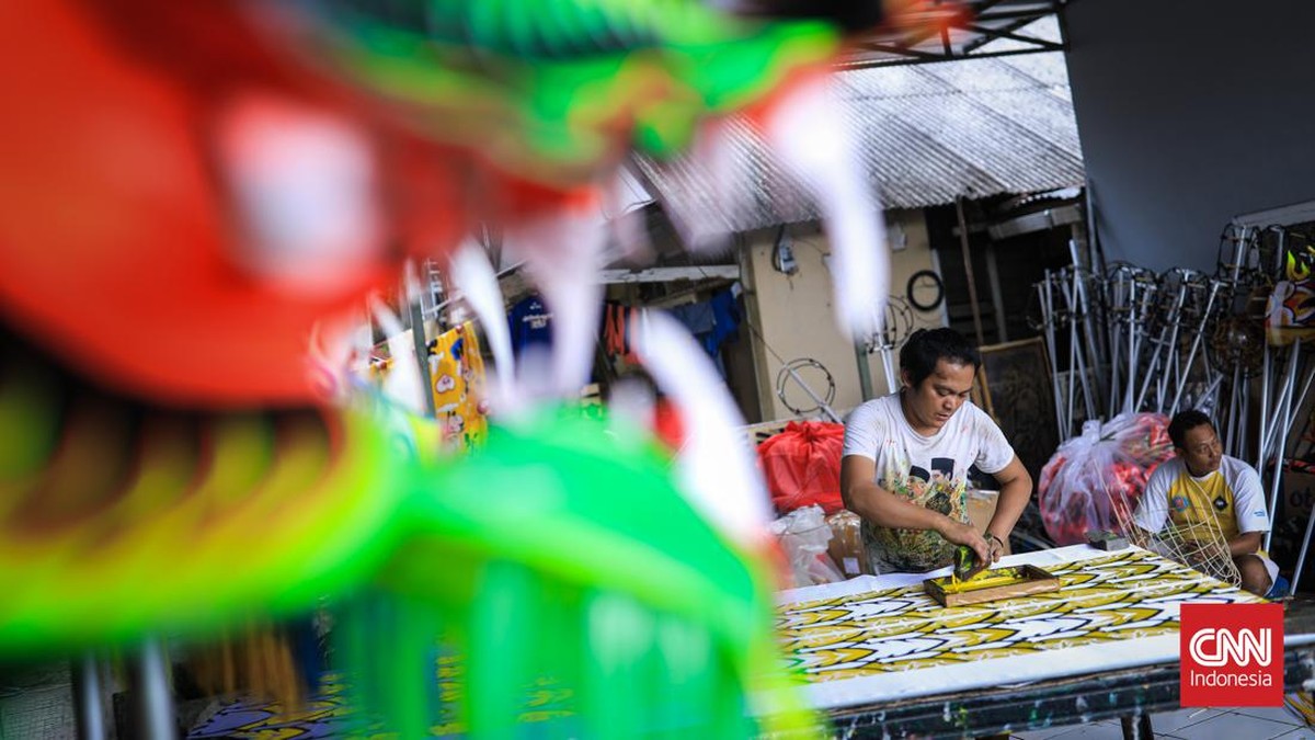 FOTO: Geliat Perajin Barongsai dan Liong Jelang Imlek 2022