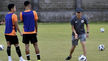 Bek muda Arema FC Achmad Figo berhasil membuat Shin Tae Yong tertawa di sela pemusatan latihan Timnas Indonesia jelang melawan Timor Leste.