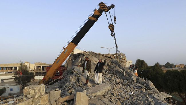 FOTO: Pencarian Korban Serangan Udara Koalisi Saudi ke Yaman