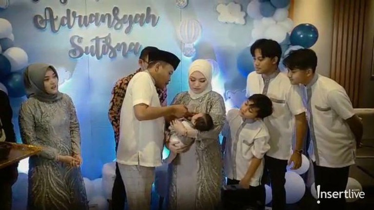 Sule dan Nathalie Holscher baru saja menggelar acara akikah putra mereka yang baru lahir, Adzam Ardiansyah Sutisna. Yuk intip!