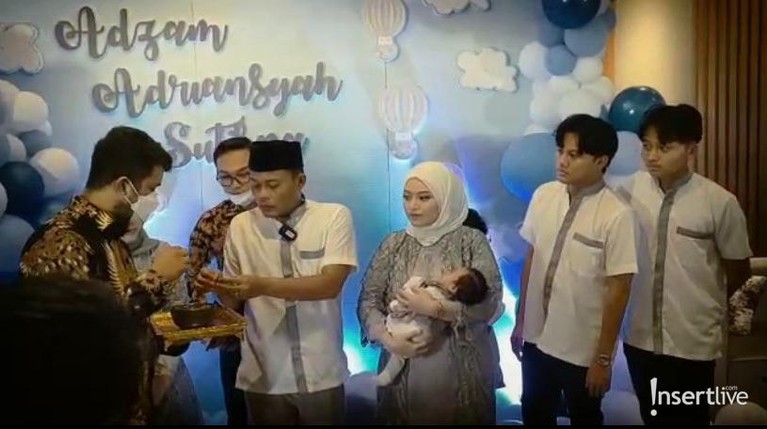 Potret Acara Tasyakuran Akikah Baby Adzam Anak Sule & Nathalie Holscher Sule dan Nathalie Holscher baru saja menggelar acara akikah putra mereka yang baru lahir, Adzam Ardiansyah Sutisna. Yuk intip!